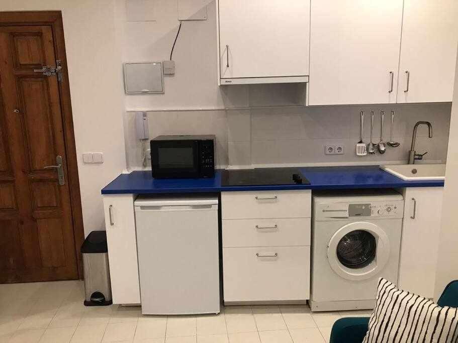 Un Genial Estudio En El Barrio Las Cortes Madrid Exteriör bild