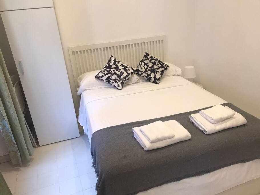 Un Genial Estudio En El Barrio Las Cortes Madrid Exteriör bild